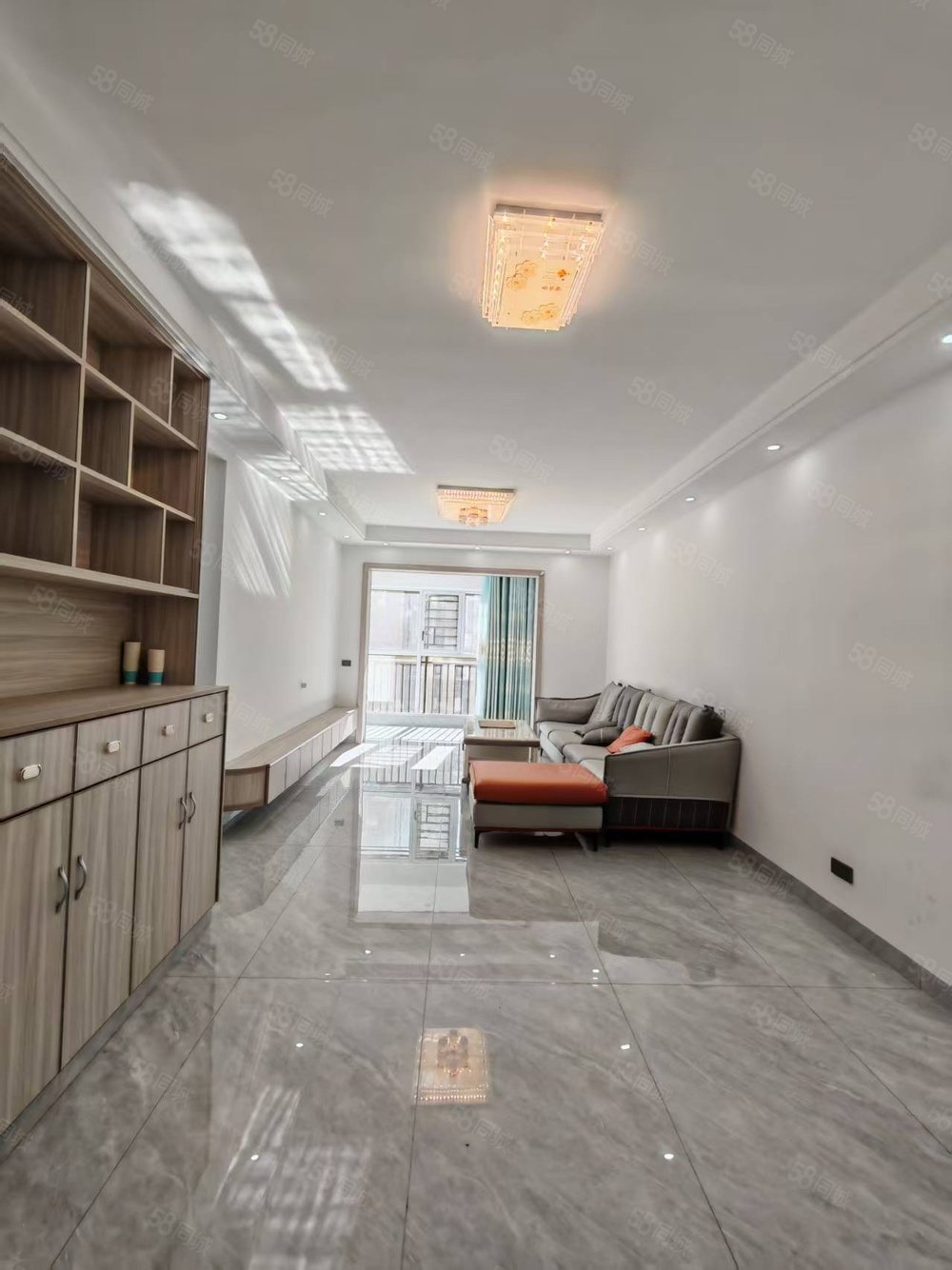 吾悦广场悦湖公馆3室2厅2卫125㎡南北88万