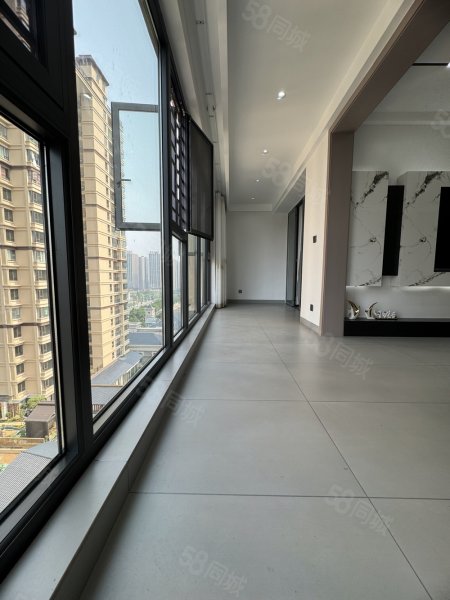 83万 万峰一品精装四房带车位 位置城芯 旁边欢乐城富康一小