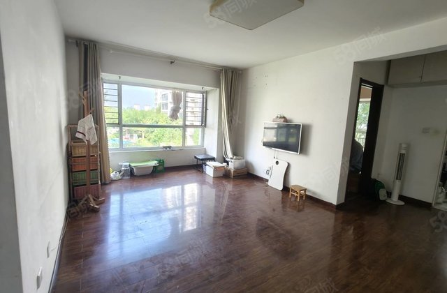 火车站附近西湖馨苑电梯洋房西边户，正三室带储。