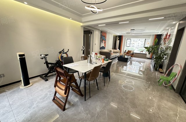 阿卡四期，精装三室两卫，大客厅，带车位地下室，好户型，采光好