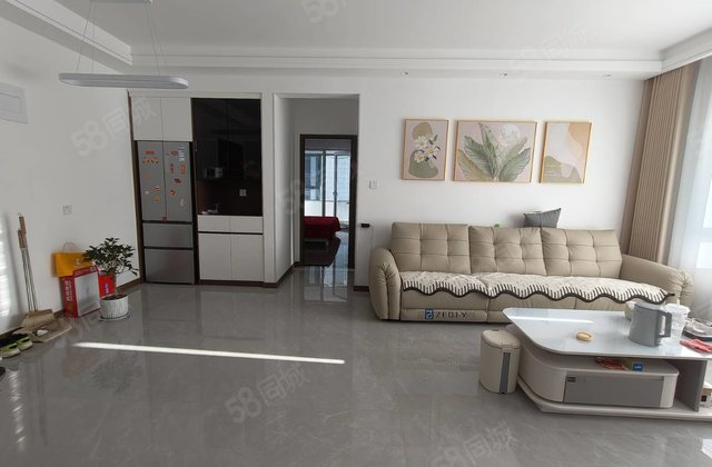 新出水城印象精装三室两厅两卫，西边户，随时看房。