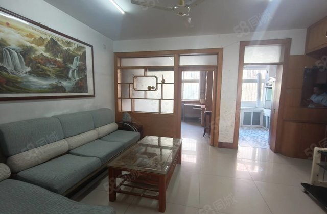 急售，    实验  ，三室一厅一卫，步梯二楼小区停车方便