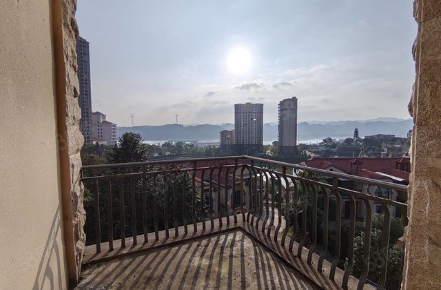 中铁龙盘湖世纪山水(公寓住宅)3室2厅127.2㎡67万二手房图片