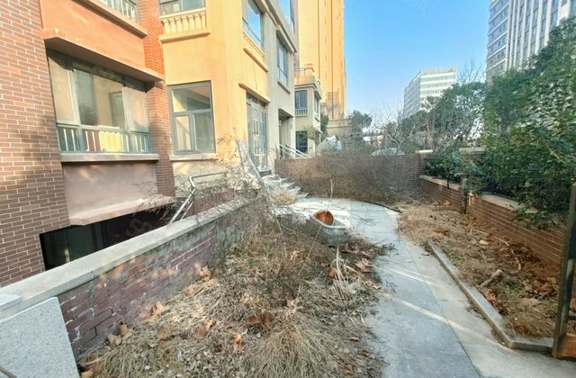 月季公园！花园洋房一楼带院！九州花园华建送车位77平下沉！