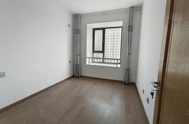 新一中外国语，润景苑，民生凤凰城壹号院，三室两厅带车位储藏室