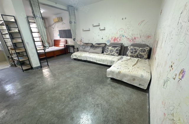 莲湖花园 三室 一层带院子，带车库 带地下室 采光好 急售