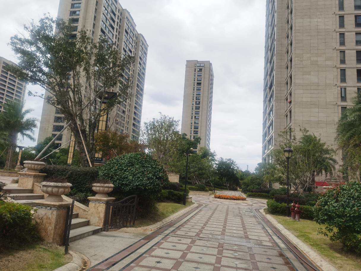 急售急售冠郡铭苑仅12200四室毛坯好楼层洪家