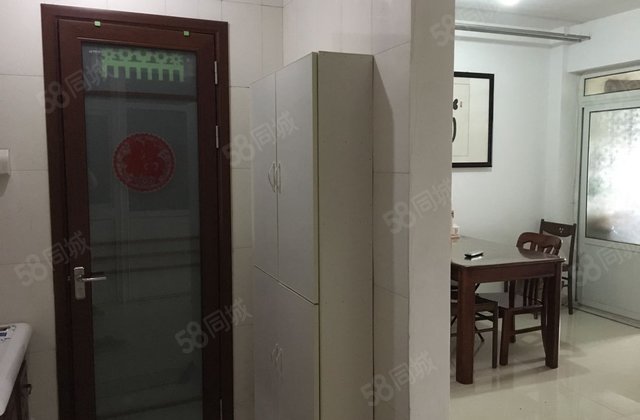 中间楼层 超大阳台，楼前无挡，冬暖夏凉，车位充足免费