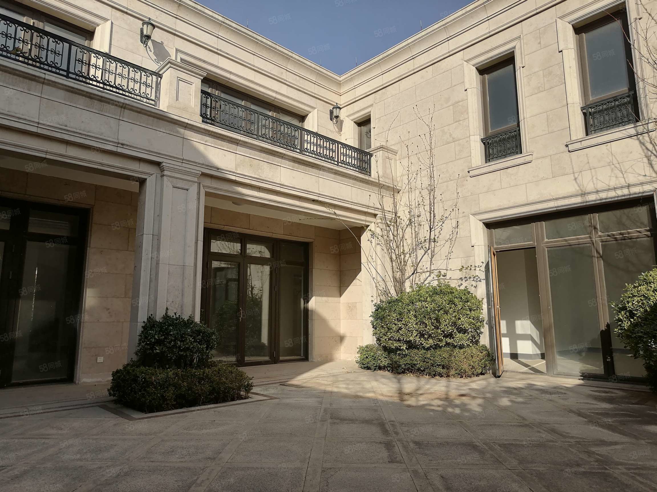 世园会绿城玫瑰园法式合院别墅小区中心位置