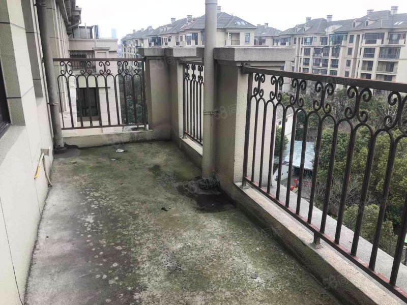 绿地乔治庄园 得房好 房龄新 临地铁 电梯房 小区绿化高