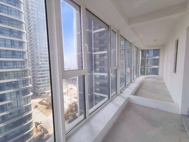 【10图】汇置尚都 玻璃幕墙 地铁口 一线河景房 超大花台 全景落地窗