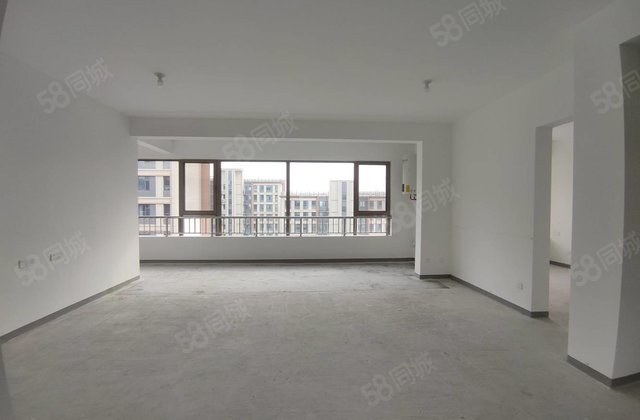 诚售！送双车位品质小区，紧邻凤凰苑植物园！四室两厅三卫东边户