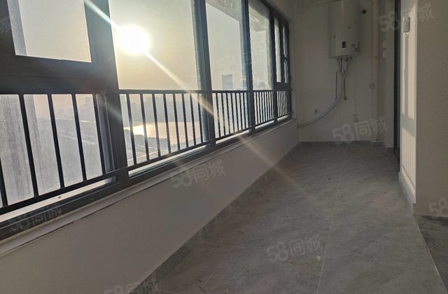 国岳府带车位免大税观景四居室中间  楼层