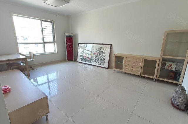 宝来花园精装修，三室两厅两卫，紧邻公园大润发市中心星光物业