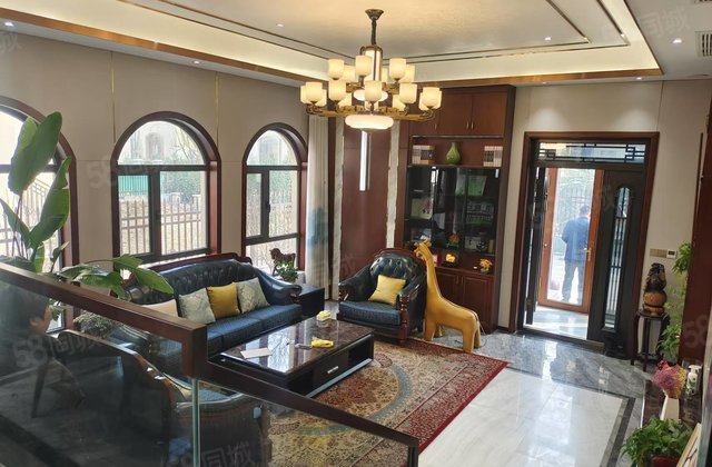 别墅 翡翠城 豪华装修别墅  上下共4层 前后大院子