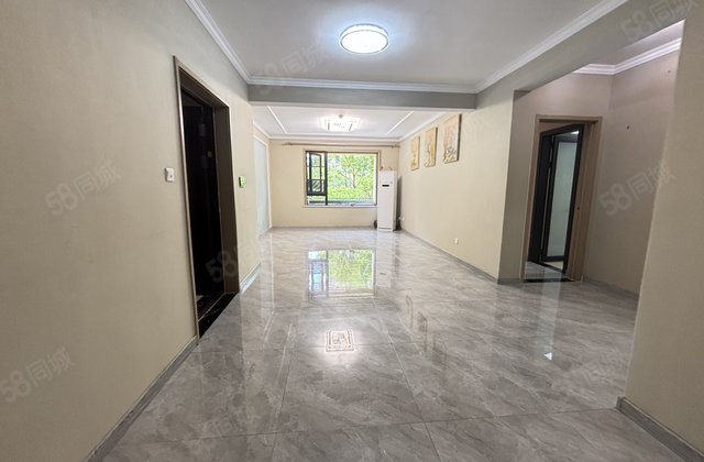 急售  位置一楼带大院子小高层带车位储藏室，精装修四叶草户型