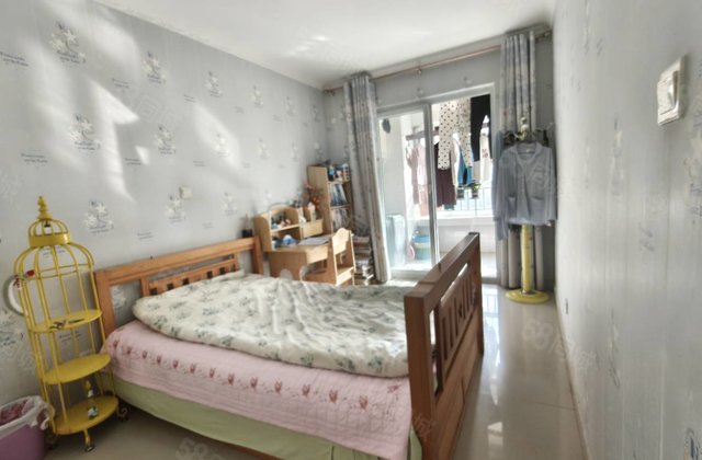 万达南三院 卫育路。海源丽都精装三室边户