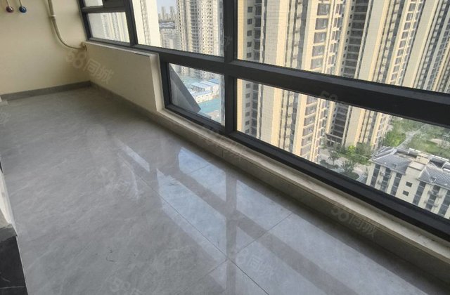 新出三室两厅，中间楼层，带车位储藏室新房未住