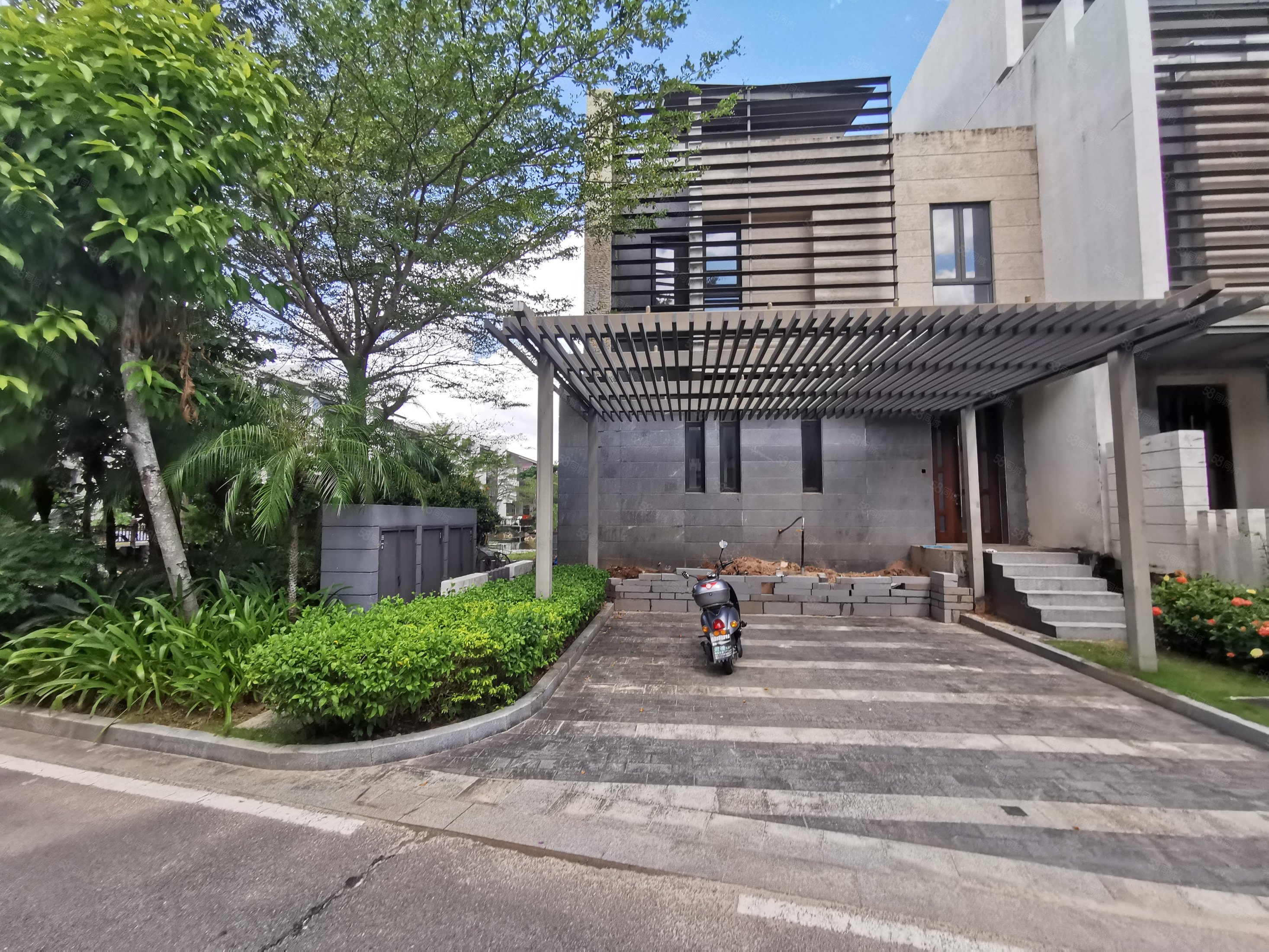 华发水郡二期(别墅)4室2厅4卫259.9㎡南北520万