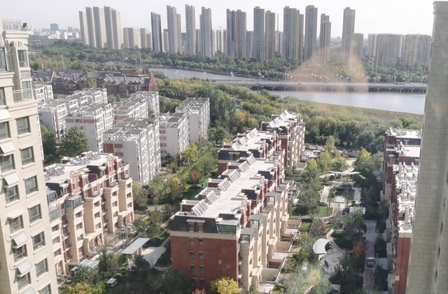 带车储；楼栋不临街；中间楼层前后无遮挡；东边户河景一览无余。