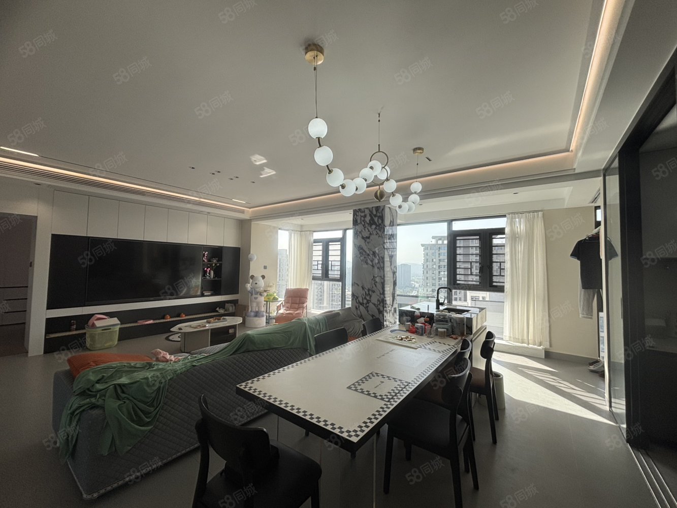 德和领秀广场5室2厅3卫172㎡南北220万