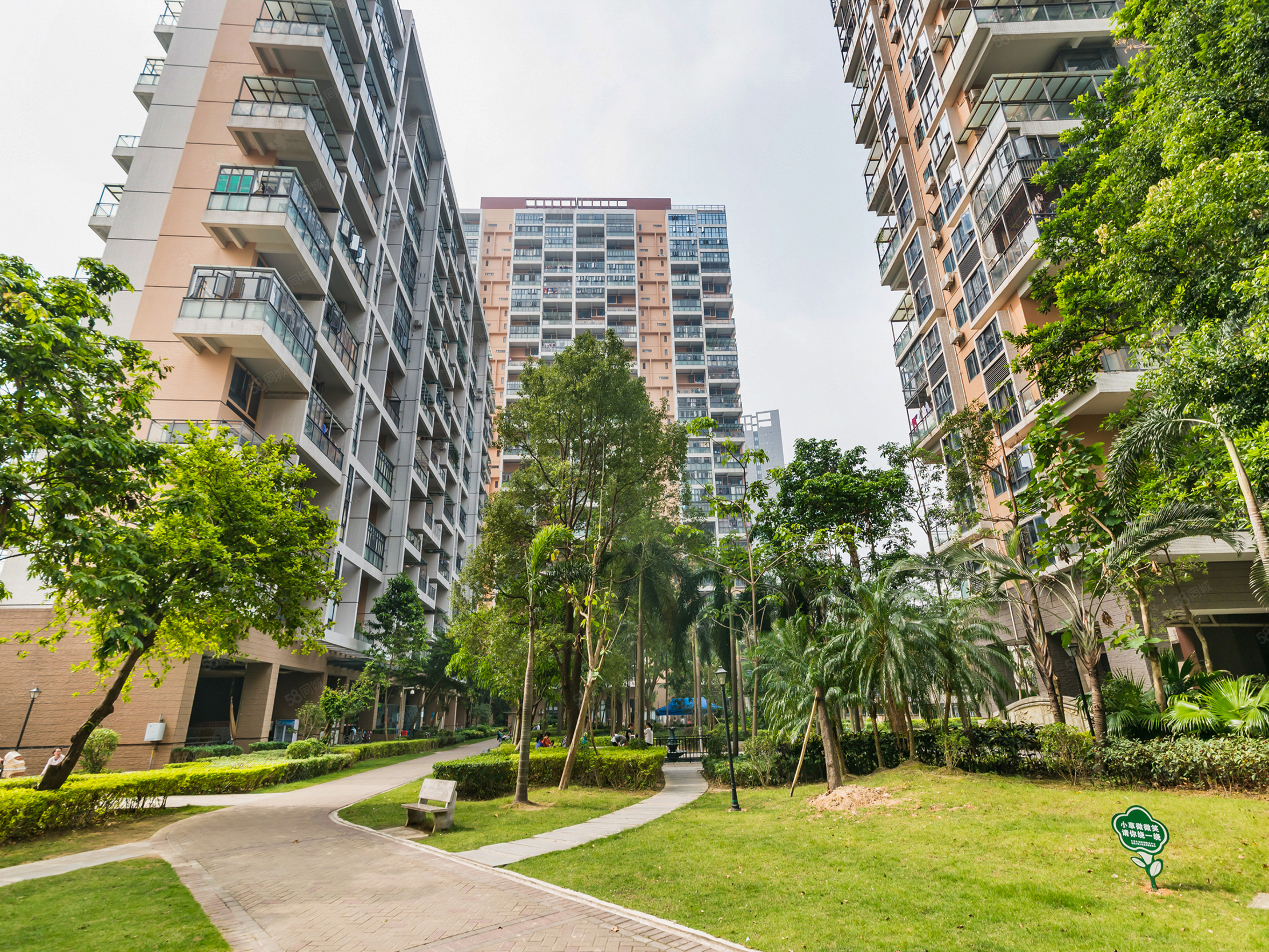 深业东城上邸,地铁口物业,精装三室两厅两卫,业主急售.