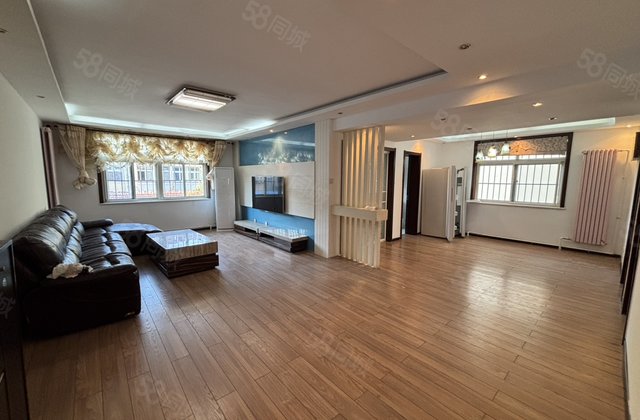 龙山花园三室朝阳 双阳台 170平边户 小区停车方便老文轩