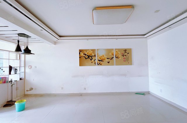 嘉明，电梯房三室，简单装修，房东急售