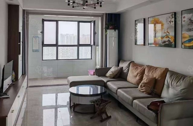 莲湖新城 三叶草户型 131平 三室两厅两卫 带车储 精装免