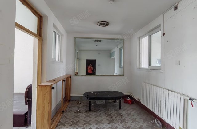 八中,外国语南邻,自来水家属院,两室两厅,南北通透