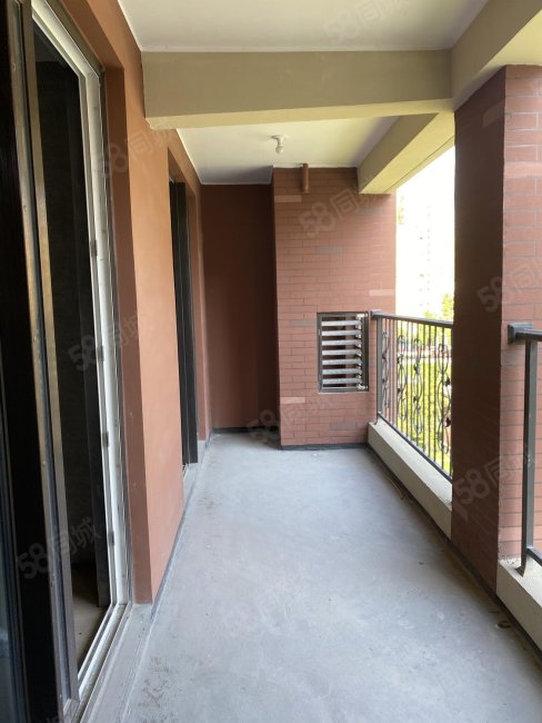 【10图】房东急售,袍江柯灵 金地艺境毛坯四居室,价格可议!