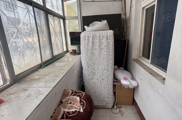 电业局第四家属院 多层的一楼 小区停车方便 自带华语