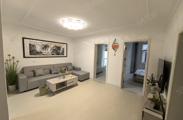 湖北小区~孝心1楼带院 有配房外开大门~精装地暖 ~