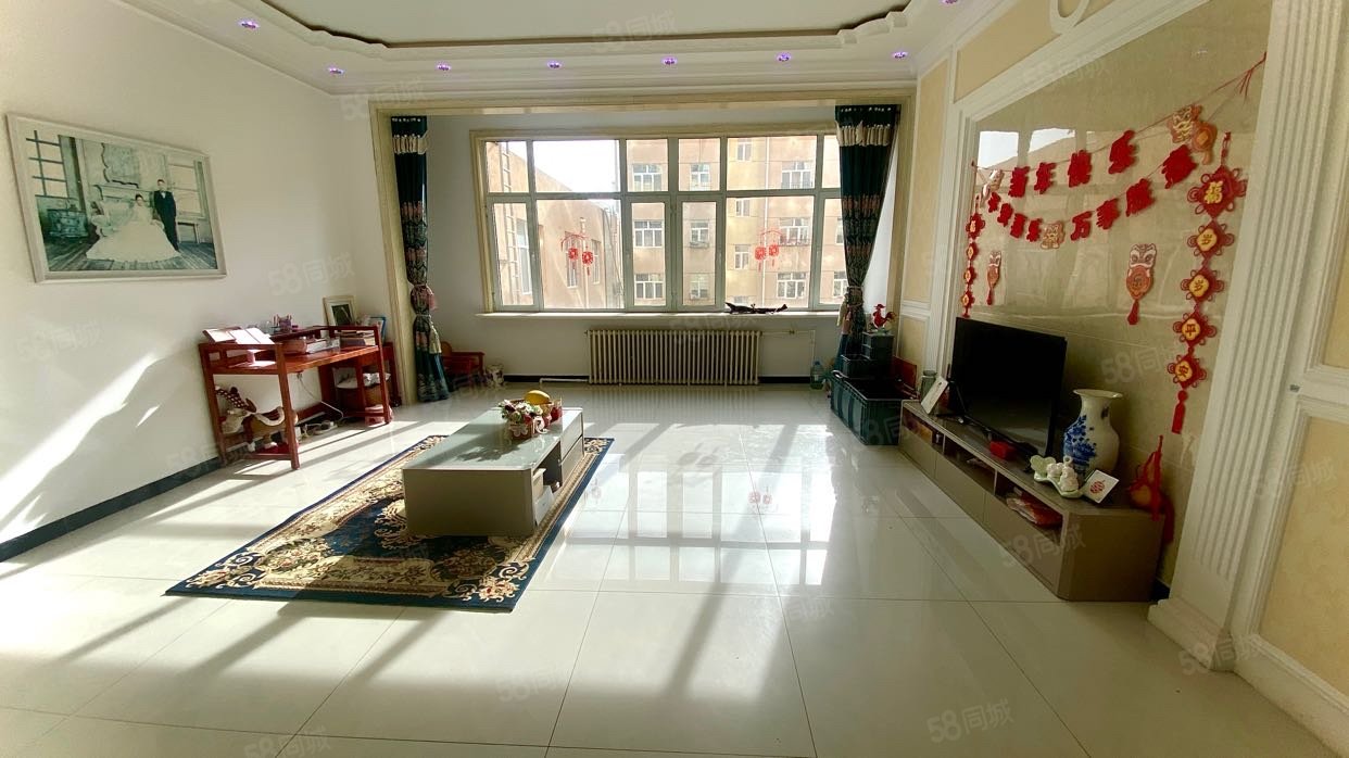 鸿泰小区3室1厅2卫142.76㎡南北67万