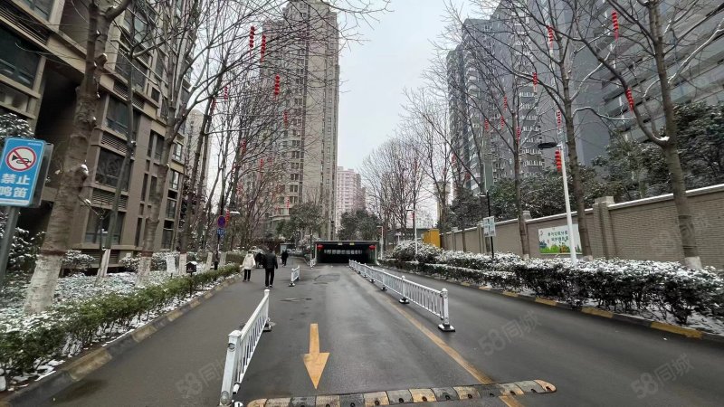 出行方便 南北通透 装修好 购物方便 医疗配套成熟,荣城小区-西安58