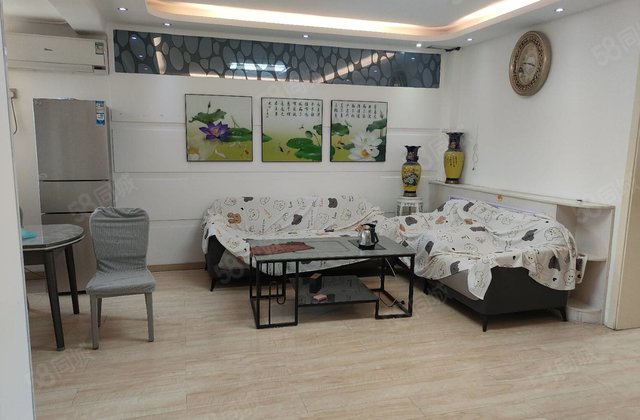 七中对过 精装三室两厅 步梯好楼层 免大税 送储藏室