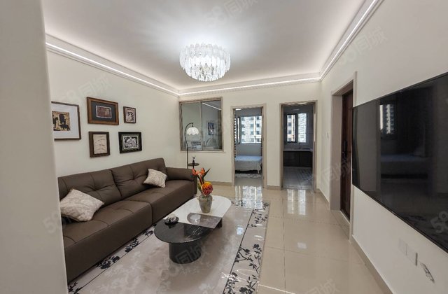 精装修，中间楼层小三居。带储藏室免大税。可按揭。