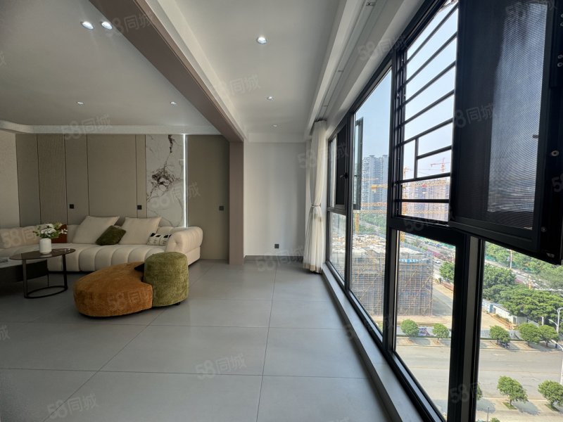 83万 万峰一品精装四房带车位 位置城芯 旁边欢乐城富康一小