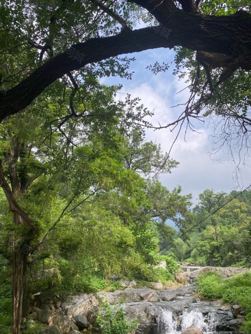 红门风景区内罗汉崖上下两层不动产证观山景地势高