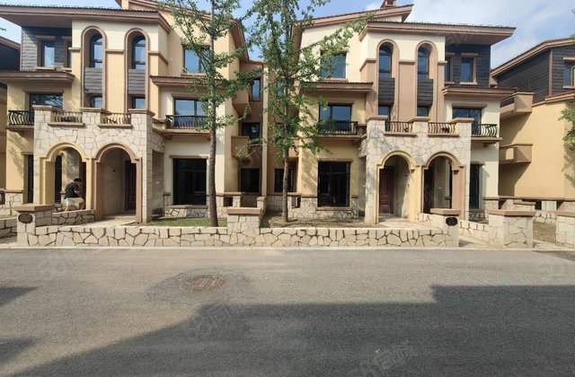 西京都高尔夫别墅4室2厅236㎡106万二手房图片