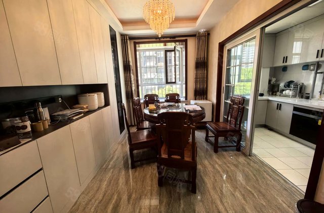 月亮湾D区电梯中间楼层 车位储藏室 精装修 免大税