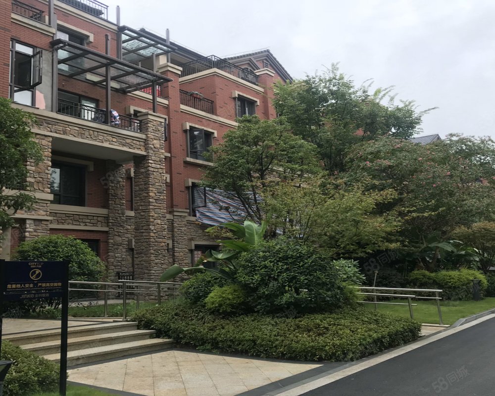 金科天宸一街区别墅内环绕城高速间