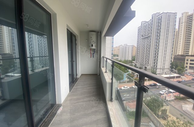 城市芳华带车位储藏室东边户7楼，价格可谈急售