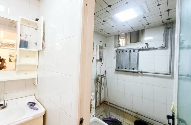 馨苑小区 七中 精装修二楼  停车方便 有钥匙卧室全明