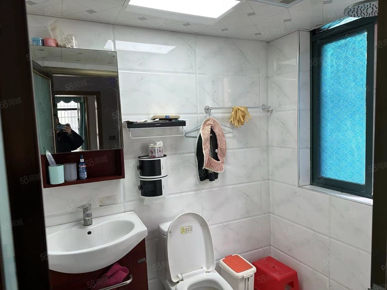 中央华府小区3室2厅2卫138㎡南北75万