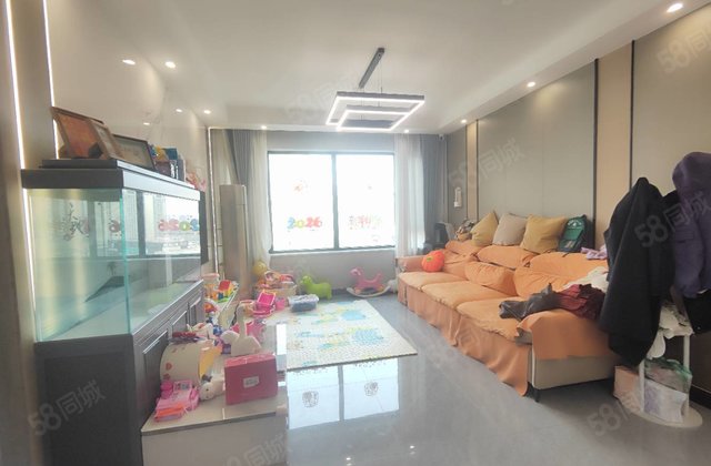 开发区精装三室 东边户 绿城百合新城 随时看房