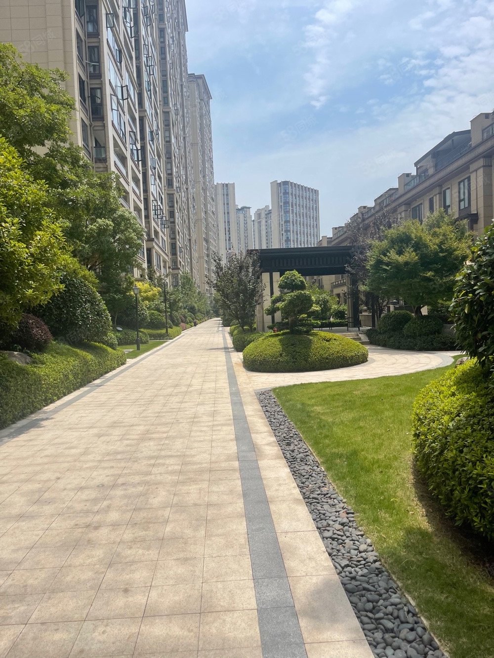 龙港华鸿中央原墅4室2厅2卫127.48㎡南北145.8万