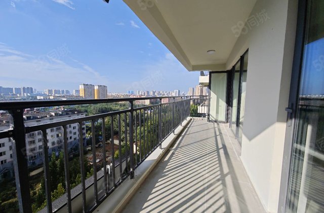 次新房 大四室户型三室朝阳 双阳台落地窗