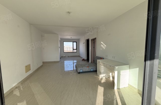 丽都北区旁三叶草好房，新房无居住痕迹，带产权车位