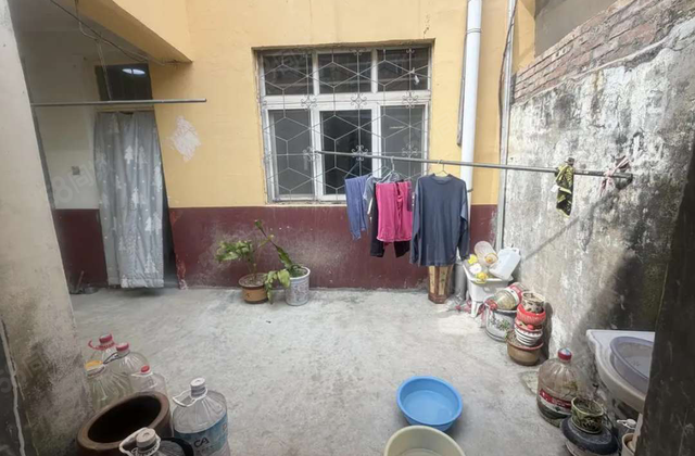文轩 闸口新时代农行家属院 一楼带院 院子有单独大门